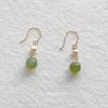 Pendientes de oro de 14 quilates con perla de agua dulce de jade hetiano natural, elegantes y delicados, con gancho para la oreja en forma de corazón para niña mayor.