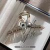 Pinza para el pelo de acrílico con perla y flor para mujer, estilo popular nuevo Primavera y Verano 2024, pinza de tiburón, pasador de pelo 13 cm