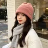 Gorro de malha canelada, cor sólida, com logo de metal prateado, um novo estilo outono/inverno, versátil, cobre as orelhas e é quente, perfeito para casais