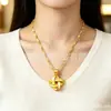 Colgante de nudo auspicioso dorado de desvanecimiento lento, artículo de moda popular, versátil y elegante, estilo chino, regalo perfecto para mamá en el Día de la Madre