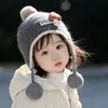 Bonito Sombrero de Doble Bola para Bebé Otoño e Invierno Cálido Grueso Tejido con Protección para Orejas para Niños y Niñas Sombrero de Lana a Prueba de Viento Moderno