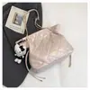 Bolsa grande acolchoada popular de primavera para mulheres 2026 nova bolsa de ombro com corrente em couro wax oil com um toque de luxo para o trabalho bolsa tote