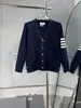 Venta Directa de Fábrica Marca de Moda Versión de Gama Alta Nuevo Estilo Cárdigan con Cuello, Mangas de Color Sólido con Cuatro Rayas, Cárdigan de Punto Unisex