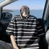 Camiseta Listrada com Gola Polo e Decote Assimétrico de Manga Curta para Homem, Novo Estilo de Verão Tendência Marca Design Casual Top de Meia-Manga