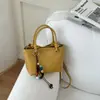 Bolso tipo cubo nuevo, simple y elegante, Otoño 2026, Bolso de mano chic vintage para mujer, Bolso versátil para el trabajo, de hombro y cruzado