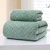 Conjunto de duas peças de toalha de banho em fleece de coral, absorvente, macia, de secagem rápida, para uso doméstico de adultos, toalha de banho grande, atacado de fábrica e personalização