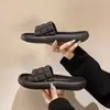 Pantuflas de Suela Gruesa para Mujer 2026 Verano Nuevo Estilo Sandalias con Patrón de Diamantes para Uso en Exteriores Casual Versátil Plataforma Sandalias de Suela Gruesa Venta al por Mayor