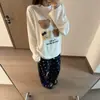 Camiseta de manga larga color crema suave y linda con estampado de oso para mujer, estilo coreano, casual y versátil, top básico de algodón puro para primavera y otoño