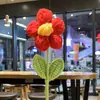 Un Pequeño Ramo de Flores de Hilo Rojo Ganó el Primer Premio en el Día de la Madre, una Recompensa para los Estudiantes en los Exámenes de Ingreso a la Preparatoria y la Universidad, y un Regalo para el Día de la Mujer