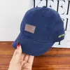 Nueva gorra de béisbol de ala corta con etiqueta de cuero estilo ins, gorra unisex retro lavada de copa suave tipo pico de pato para parejas