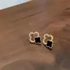 Pendientes de Trébol de Cuatro Hojas para Mujer Pendientes S925 2025 Nuevo Estilo Caliente Lujo Accesible Elegantes Pendientes de Perla Otoño e Invierno