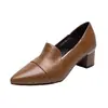 Zapatos bajos populares para mujer para madres, nuevo modelo de otoño 2026, cómodos y versátiles, tacón grueso, punta fina, tacón medio, suela blanda, zapatos de piel para mujer