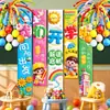 Decoraciones de temporada de regreso a clases: Banderines colgantes para escuela primaria, cajas, montaje de escena para el nuevo semestre en el aula de kínder, creando un sentido de atmósfera y ceremonia