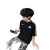 Camiseta de Manga Corta con Pliegues Bordados de Marca Moderna Estilo Americano para Hombre, Verano, Parche de Tres Rayas Gris, Corte Holgado, Top de Alta Costura para Pareja