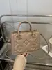 Bolso de mano para mujer con corazón en relieve de estilo nuevo transfronterizo, un bolso de hombro ligero y lujoso de retazos, un bolso cruzado moderno y casual