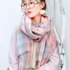 Bufanda de Cuadros de Cachemira Sintética de Invierno para Mujer, Chal Elegante Estilo Japonés Cálido para Otoño e Invierno con Borlas, Calentador de Cuello Rosa Versátil para Protección contra el Frío