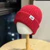 Gorro de Tricô Retro Estilo Coreano Ami Cáqui com Patch de Roupa de Trabalho para Homens e Mulheres, Engrossado para Aquecimento, Faz o Rosto Parecer Menor, Adequado para Outono e Inverno