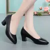 Zapatos de cuero negro con suelas suaves, cómodos para uso profesional, con tacón medio o tacón de bloque, diseñados para largas horas de pie, y adecuados como zapatos de trabajo o calzado casual.
