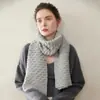 Cachecol 100% caxemira pura, apresentando um design vintage de trança com um padrão de ondas tridimensional, oferecendo uma sensação macia, espessa, quente e confortável