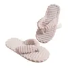 Chinelos de Pelúcia Macia para Mulheres 2026 Novo Estilo Chinelos Planos para Casa para Convidados Chinelos Espessos para Banheiro para Mulheres
