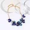 Nuevo Collar Versátil de Acrílico Xinlan con Sutil Diseño Floral, Colgante Único, Cadena de Estilo Europeo y Americano, Cadena Vintage para Suéter