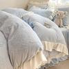 Juego de cama de cuatro piezas de terciopelo coral de leche engrosado de doble cara, ropa de cama de franela de invierno, falda de cama más gamuza, sábanas, funda de edredón