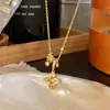 Colar com Pingente de Trevo Vazado de Zircônia Dourada para Mulheres, Corrente Longa para Suéter de Luxo Leve Nicho High-End