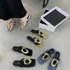 Chanclas de diseño único con hebilla de metal para mujer, nueva moda de verano 2026, sandalias de dedo versátiles para exteriores