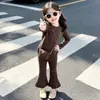 Conjunto de calça pantalona com estampa de leopardo para meninas, coleção primavera/outono, novo estilo 2026, conjunto de duas peças moderno e estiloso para meninas