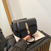2024 moda simples ombro mensageiro saco textura primavera e verão nova bolsa de sela popular costura bolsa axila