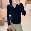 Suéter de punto gris estilo coreano con cuello polo para mujer, top de manga larga acanalado slim-fit con cuello en V para principios de otoño, para el trabajo o para usar en capas