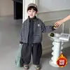 Conjunto de Peluche para Niños Otoño Invierno 2026 Estilo Coreano Chico Genial Chaqueta a Rayas Pantalones Conjunto de Tres Piezas