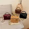Puntadas Acolchadas Texturizadas Otoño 2026 Nuevo Bolso Caja de Moda de Alto Valor con Cadena Elegante de Hombro Cruzado o de Mano