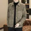 Jaqueta masculina slim fit elegante e versátil para outono e inverno com gola lapela, apresentando um discreto padrão de letras e um visual de alta qualidade, estilo curto