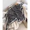 Bufanda de seda de rosa de alta gama en blanco y negro, chal fino y versátil para viajes de verano para mujer, pañuelo triangular atado a la cintura, casual