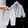 Ropa Infantil Estilo Coreano 2026 Otoño/Invierno Nueva Llegada Suéter de Punto con Cuello Polo a Cuadros Azul Claro Pantalones Blancos de Pierna Ancha para Niños Modernos