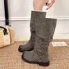 Botas de motocicleta de cano longo 2026 com fivela, outono, perna larga, desgastadas, bico redondo, plissadas, botas de salto grosso retrô para mulheres