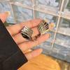 Brincos de vento de metal plissado irregular de design criativo de nicho europeu e americano em brincos de padrão de onda de vento frio agulha de prata