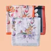 2025 Novo Estilo de Verão Exquisito Estampa Floral de Arbusto de Flores 70X70 Chiffon de Cetim Lenço de Seda Atacado Fábrica Fonte
