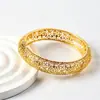 Pulseira Banhada a Ouro Transfronteiriça, Nova Versão Larga Retro Estilo Chinês, Pulseira com Fecho de Flor de Quatro Folhas, Joia de Alta Qualidade Cor Dourada