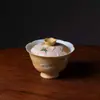 El gaiwan "Sancai" de loto rosa pintado a mano de Ino Kiyomatsu es un recipiente de cerámica para té de alto valor que no quema las manos al preparar té