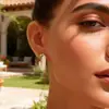 Brincos de Aço Inoxidável Transfronteiriços em Formato C com Resina Colorida Embutida, Estilo Clássico Vintage Primavera e Verão, Banhados a Ouro Real 18K, Brincos à Prova d'Água