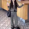 Conjunto Casual de Duas Peças com Jaqueta de Tricô com Capuz Listrada e Calça de Perna Larga Estilo Coreano Novo para Meninas Outono e Inverno 2026