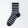 Calcetines Rayados Maillard Nuevos de Otoño e Invierno para Mujer Calcetines de Longitud Media Simples Populares en Internet con Medias Tipo Pantalón de Tiburón