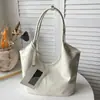 Bolso nuevo de principios de otoño 2026, bolso cubo liso vintage, bolso de mano simple, bolso de hombro a la axila moderno y relajado