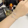 Versa Novo Estilo Coreano Fashionável Acessível Luxo Abertura Assimétrica Pulseira Micro-Incustada Super Brilhante Geométrico Zircônia Colorida Pulseira Tesouro