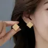 Pendientes de Clip Geométricos de Lujo Ligero y Gama Alta Hechos de Aleación de Cobre con Circonita Microincrustada y Chapado en Oro Real, Pendientes Exquisitos, Popular Accesorio de Oreja para Mujer