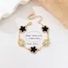1 Pieza de Pulsera de Trébol de Cuatro Hojas de Lujo Ligero para Mujer, Joyería de Moda Versátil de Alto Nivel Incrustada con Diamantes de Color Dorado, Estilo Europeo y Americano