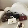 Bolso retro de estilo francés con estampado de rombos, una opción de nicho y lujosa para mujeres en otoño, un bolso cuadrado pequeño versátil con un aspecto sofisticado, adecuado para llevar al hombro o cruzado