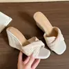 Novas Chinelos de Plataforma Retro 2026 Femininos de Verão Frescos Tecidos Estilo Francês Com Saia de Roupa Externa de Férias Sola Grossa Uma Tira
